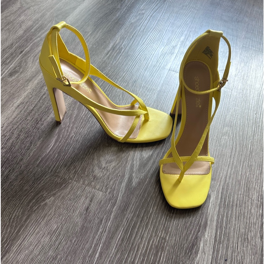Shoe Dazzle Yellow 4-4.5 Inch Heels-Never Been Worn